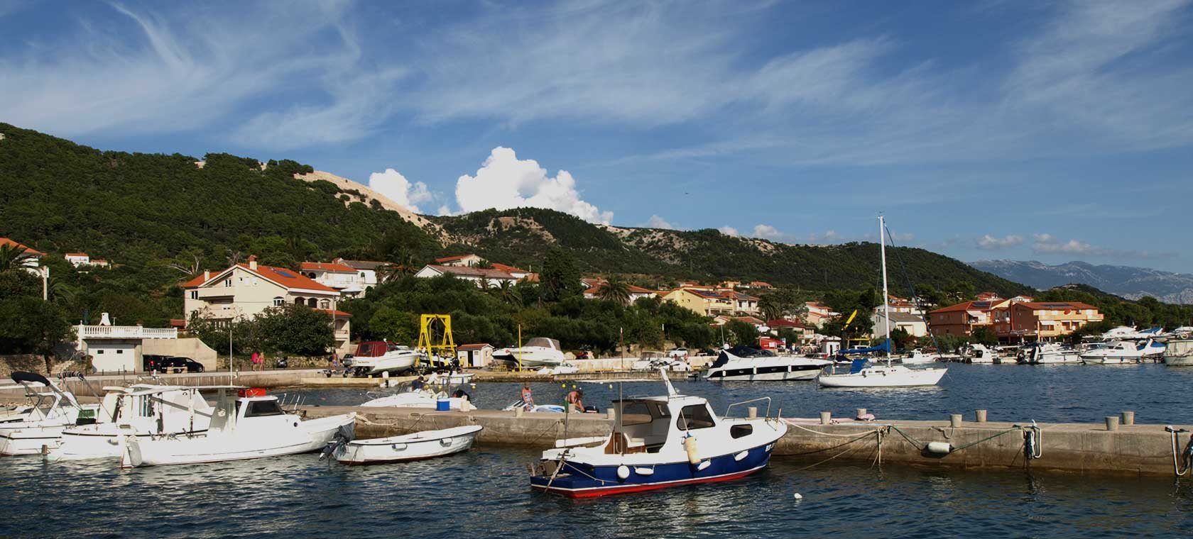Barche nel porto di Banjol